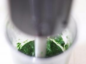 控水后放入料理机中打碎。