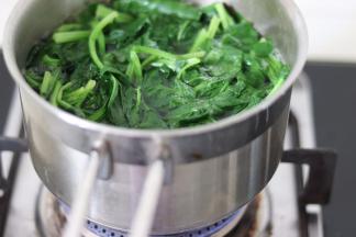 菠菜洗干净，小锅中烧开水，后放入菠菜，焯水大约2分钟即可，记得提前170度预热烤箱。