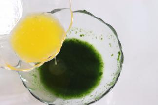 取菠菜泥适量如果浓稠，可以略加一些水，大概菠菜泥液30克。黄油隔水融化为液体，倒入菠菜液中，预留一些刷模具。