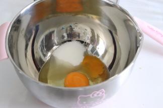 鸡蛋70克，加入全部的细砂糖。