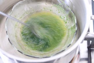 剩余的都和菠菜液体混合起来，放入热水小锅中保温待用。