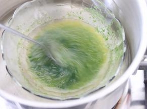 剩余的都和菠菜液体混合起来，放入热水小锅中保温待用。