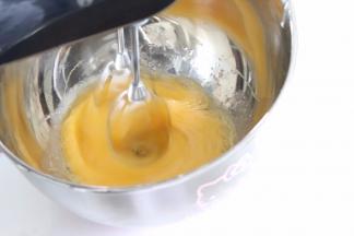 用打蛋器高速打发，几分钟后，会得颜色发白，蓬松。