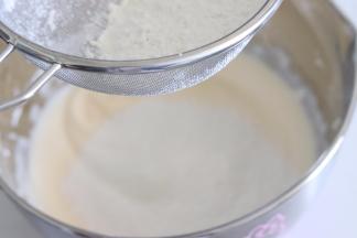 筛入低筋面粉到蛋糊中。