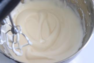 直到打发到浓稠状态，拉起打蛋器画图案不消失，再低速整理一下。