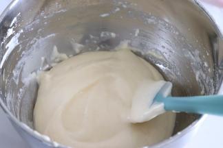 用刮刀轻轻的翻拌均匀，无干粉颗粒。