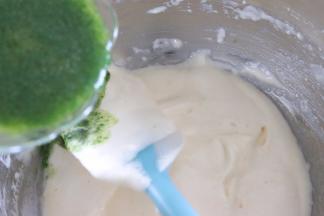 保温的菠菜黄油液，搅拌均匀后，借助刮刀撒在面糊上。