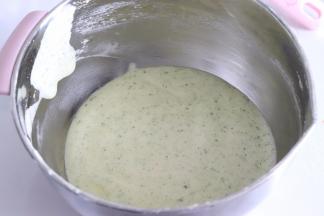 继续翻拌均匀，蛋糕糊非常的细腻有光泽。