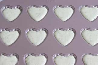 倒入准备好的学厨12连心形模具中大概9分满。