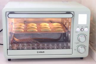 放入预热好的烤箱中，170度约12分钟左右。