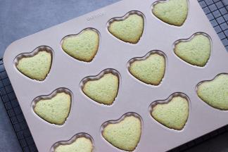 边缘变色，即可，取出后放到烤架上，晾一会。