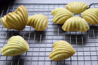 借助牙签在边缘撬一下就可以脱模了，继续放到晾网上晾温食用，或晾凉后保存。