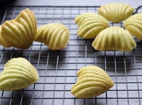 借助牙签在边缘撬一下就可以脱模了，继续放到晾网上晾温食用，或晾凉后保存。