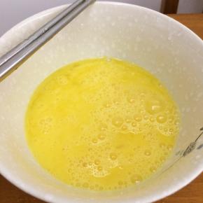 鸡蛋打散，加入约1克盐搅拌均匀