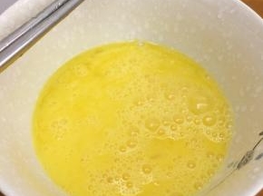 鸡蛋打散，加入约1克盐搅拌均匀