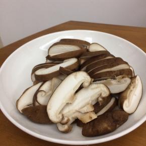 香菇洗净控水切片