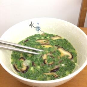 香菇，小葱放入蛋碗里搅拌均匀