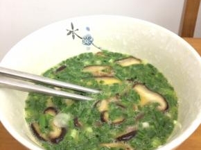 香菇，小葱放入蛋碗里搅拌均匀