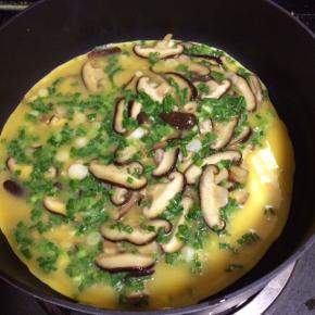 不粘锅中小火加人，无需加油。倒入拌均的食材，待蛋液稍凝固再用铲子慢慢推动，直到鸡蛋炒熟