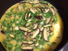不粘锅中小火加人，无需加油。倒入拌均的食材，待蛋液稍凝固再用铲子慢慢推动，直到鸡蛋炒熟
