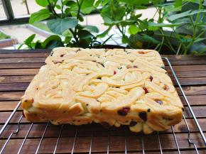 出炉倒扣，放凉后切块。