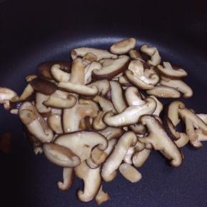 不粘锅中小火加热，放入约5克花生油，倒入香菇，翻炒片刻加约0.5克盐调味，炒熟备用。