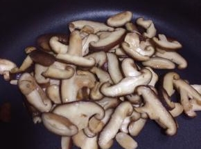 不粘锅中小火加热，放入约5克花生油，倒入香菇，翻炒片刻加约0.5克盐调味，炒熟备用。