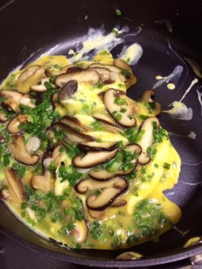 接上个步骤图，用铲子轻推稍凝固的蛋液。