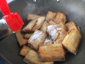 沿锅边烹入1勺醋，然后盖上锅盖焖10秒，让醋香与蒸汽循环，起到去腥提鲜的作用。