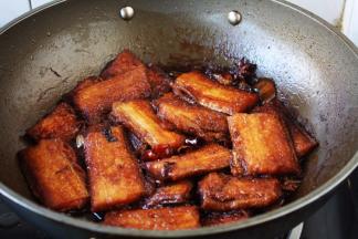 然后大火收汁，收至汁红芡亮。