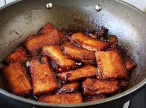 然后大火收汁，收至汁红芡亮。