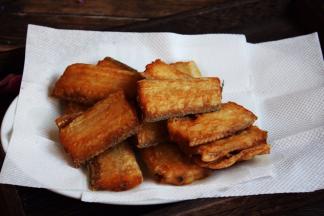 煎好的鱼放在笊篱里沥一下油或者用厨房用纸吸一下油。