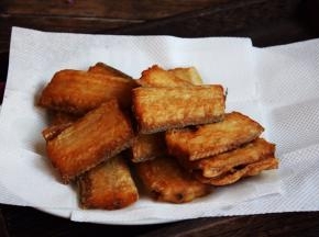 煎好的鱼放在笊篱里沥一下油或者用厨房用纸吸一下油。