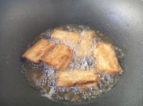 把带鱼的两面煎成金黄色。