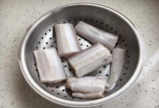 剪成任意大小的段，沥干水分或者用厨房用纸把水吸干净。