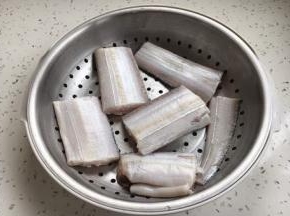 剪成任意大小的段，沥干水分或者用厨房用纸把水吸干净。