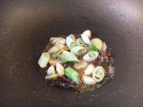 锅里留少许底油，放入葱姜蒜、八角、花椒佐料爆香。