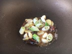 锅里留少许底油，放入葱姜蒜、八角、花椒佐料爆香。