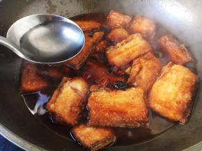 倒入水，水的量与带鱼齐平，大火煮开，中火微炖约10分钟分钟左右。
大火煮开后改小火煨炖5分钟，再改中火，用大勺（铲子）舀起汤汁浇在鱼的身上，以便入味，这样的动作要反复几遍，再煨炖5分钟左右。