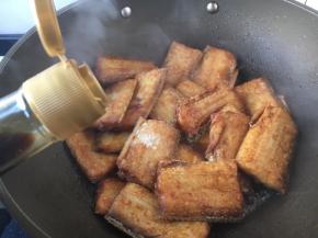 然后打开锅盖，放入3勺生抽。