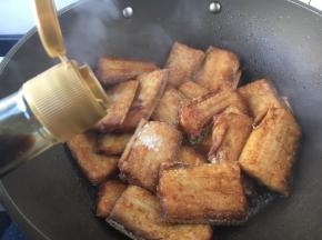 然后打开锅盖，放入3勺生抽。