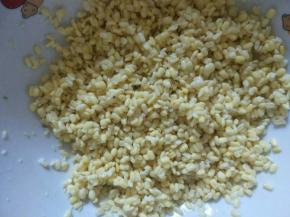 泡好的绿豆轻轻一搓就可以搓去绿豆皮，反复冲水过滤掉绿豆皮，偶尔有几个绿豆皮也没关系因为还要过筛，追求完美者就把绿豆皮弄干净吧。这是一个挺麻烦的过程，也可以直接购买脱皮绿豆，方便些