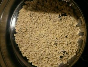 去皮的绿豆晾干水分，上锅蒸40分钟