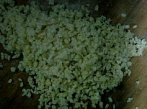 晾干水分后，放在案板用擀面杖擀成绿豆泥，或者料理机打成绿豆泥