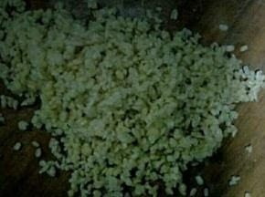 晾干水分后，放在案板用擀面杖擀成绿豆泥，或者料理机打成绿豆泥