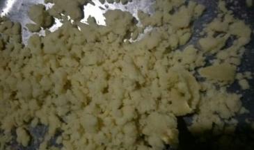 油温7成热倒入绿豆蓉翻炒，主要是炒干水分，注意不要糊锅