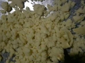 油温7成热倒入绿豆蓉翻炒，主要是炒干水分，注意不要糊锅