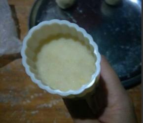 炒好的绿豆蓉分成自己喜欢的大小，用模具压出花纹。我做了4个没有具体称重量，模具用的50克的月饼模具
