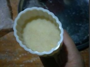 炒好的绿豆蓉分成自己喜欢的大小，用模具压出花纹。我做了4个没有具体称重量，模具用的50克的月饼模具