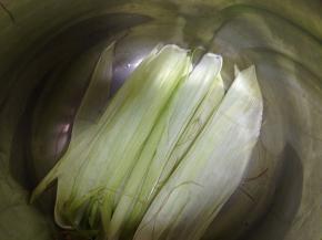 高压锅底部铺上玉米皮